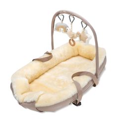Fellhof Babynest Krabbeldecke mit Spielbogen Grünschnabel aus Lammfell